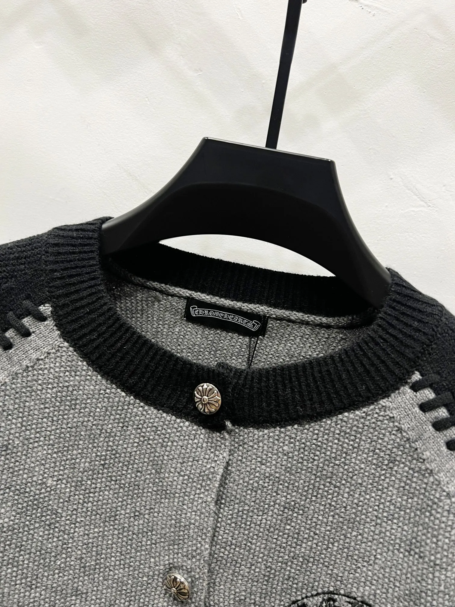 P290 Style No.: (Q078) ChromeHearts popular Chrome Hearts CH Sanskrit horseshoe cross embroidery button cardigan jacket raglan sleeve sweater, contrasting color splicing raglan round neck knitted sweater, unique knitting texture, soft and skin-friendly, classic pattern embroidery on the front and back. Retro chic. The contrasting color raglan sleeve design and the thick stitching craftsmanship at the joints make it look great when worn alone or layered! The fit is loose and slimming! Fashionable patchwork colored sweater, colorfully intertwined, with clear layers, warm and slimming. Whether worn alone or layered, you can easily control various styles and show your personal charm. The raglan sleeves are shoulder-width in contrasting colors and have ultra-detailed embroidery on the front and back, giving it a casual street feel. It looks great when worn alone! The sleeves are designed with contrasting colors and seams, and the round neck style reveals the neck and flatters the face shape! Wool blend knitted fabric, soft, comfortable and warm to the touch. Contrasting color design➕Loose fit, not flattering on your body shape and slimming, not to mention how easy it is to wear! Basic, versatile and fashionable classic! Black and white are versatile! Black and gray high-end! Couples get involved!  Color: black and white/black gray Size: S~M~L